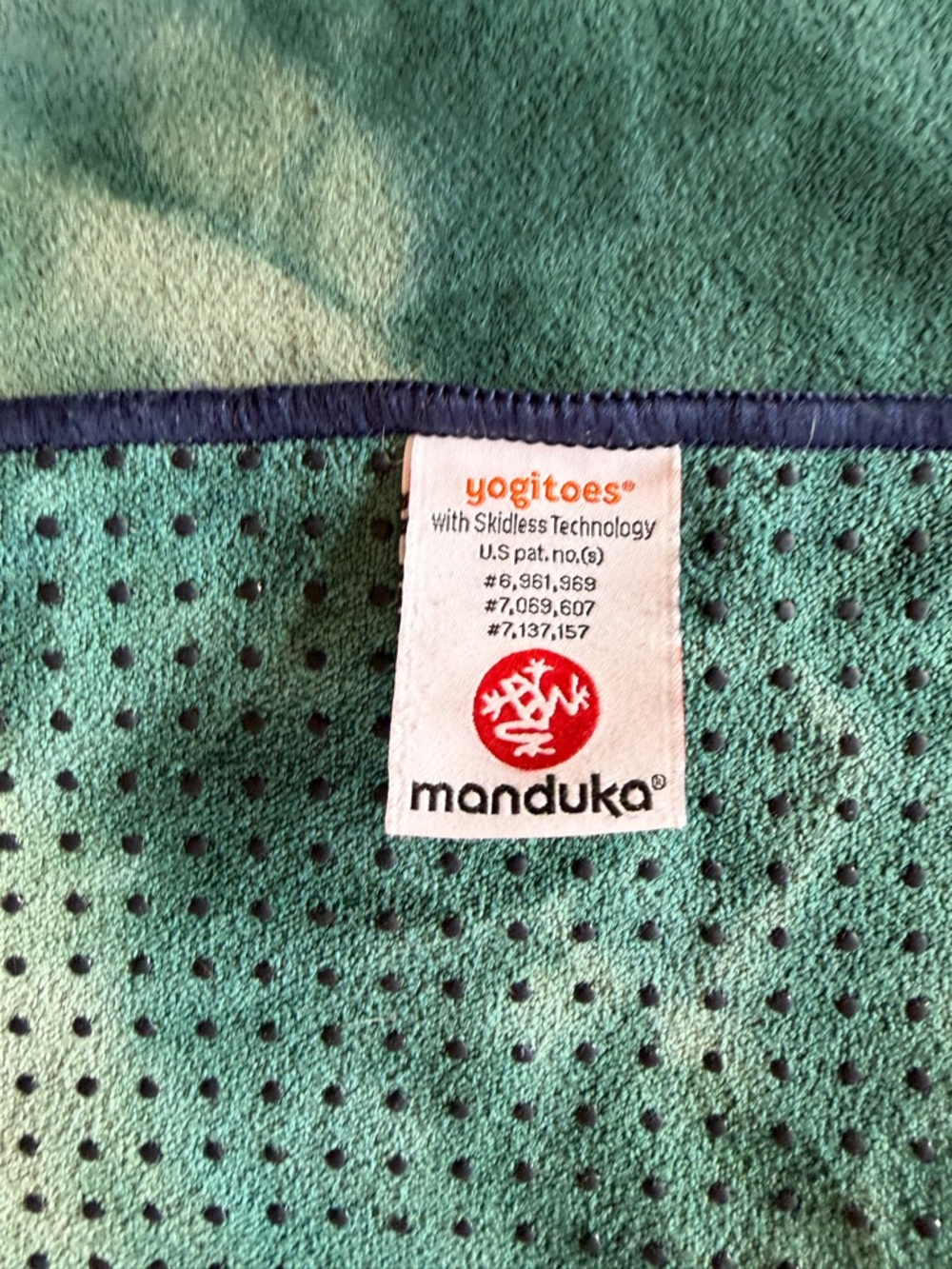 Manduka Yogitoes Skidless Technology Grip Hot Yoga Towel Mat Dry Tie Dye Green - Picture 4 of 4